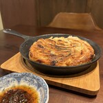 Iron pot Gyoza / Dumpling 1 serving)