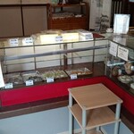 峠の力餅 米沢支店 - 店内のだんご、餅の数々(タベログ2014のプレート発見)