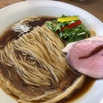 めん処 きよ洲 - パツパツ気味になった麺と佐助豚の脂が浮かぶ醤油スープ