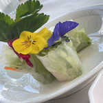 JiProign - パクチーでは無くミツバ。ベトナムから来た料理の素人が作った生春巻きとは繊細さのレベルが違う^_^