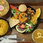 タケウチ 神保町本店 - 1番煮込みハンバーグデミソース膳、海カレーをトッピング(右手前の小椀)