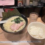 Yokohama Iekei Ramen Kamariya Ootemachi Ten - 