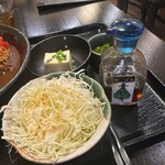 とんかつ 酒菜 くら - 青じそドレッシングを千切りキャベツにかける