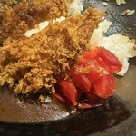 とんかつ 酒菜 くら - 赤い福神漬も添えてある