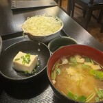 とんかつ 酒菜 くら - 味噌汁、小鉢、サラダ、お新香