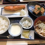 Isomaru Suisan - 厚切り甘塩鮭定食 1055円込み