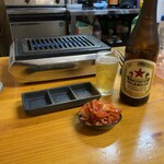 もつ屋 - ビール500円、キムチ300円