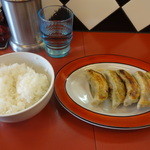 中華そば 華丸 - 餃子（４００円）、半ライス（１００円）