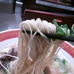 博多らーめんまる楽 - 博多らーめんだけあって細麺ですね！
