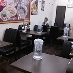博多らーめんまる楽 - テーブル席もカウンターもあります