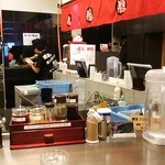 博多らーめんまる楽 - 店員さん二人いて二人共中国系の方でした
