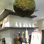 カウンター席と、ショップがマツヤギンザにあります。
          