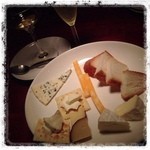 ワインバーグラン - ワインバーでスパークリングワイン片手にチーズ盛り。