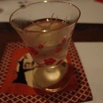 グラス，綺麗な梅の絵入りでした。