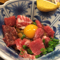 馬春楼 北新地総本店 - つきだし  納豆と馬肉の和え物