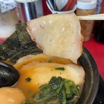 家系ラーメン 王道家 - モモチャーシューリフト。