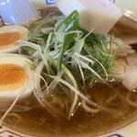 餃子と麺 いせのじょう - しょうゆラーメン680円、ゆでたまご60円