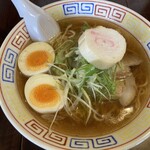 餃子と麺 いせのじょう 栗沢店 - しょうゆラーメン680円、ゆでたまご60円