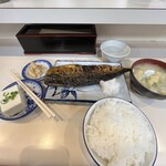 食事と酒処 真 - ご飯のお代わりは二杯までOK