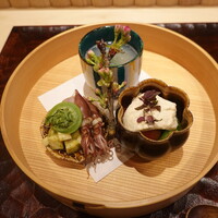 日本料理 かしづき - 桑名の蛤入り新玉ねぎのすり流し、ほたるいか、たけのこ木の芽味噌和え、こごみ、ゆば、フルーツトマト、スナップえんどう