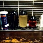 有頂天 EVOLUTION - テーブルセット♯ホワイトペッパー•醤油•酢•辣油•爪楊枝　　　写ってはいませんが左側にボックスティッシュ•右手に箸入れ➡お箸は「エコ箸」「割り箸」が選択可能です(^_^)v