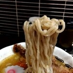 有頂天 EVOLUTION - 麺リフト⤴️「中太麺」に★煮干ガツン★な味噌スープが絡んできます♭
