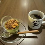 道産子ぷりん - 抹茶とホワイトチョコのプリン
                                コーヒーは別途350円
                                コーヒーがヌルい
                                マグカップが冷えたまま　(´･_･`)
                                コレは改善して欲しい