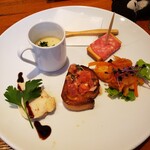 Tavola di Jiro - 前菜のひとくちポタージュ、スモークチーズとハム、イカフリットのマリネ風、トマトとカリカリのブルスケッタ、鶏ささみのオリーブオイルとバルサミコ酢かけ、すべて美味しい(^-^)