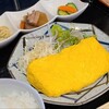 季節料理 おきな - 玉子焼き定食(税込1,050円)
①出汁巻き玉子、千切り甘藍&水菜など②微塵切りベーコン&胡瓜&マスタード&マヨネーズのパスタ③鶏肉&大根&蒟蒻の焚き合わせ④胡瓜と人参のお漬け物⑤白ごはん⑥お味噌汁