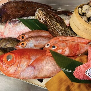 新鮮的魚都是店主挑剔的眼光買來的！提供每日菜單