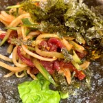 Toukyouen - 馬肉ユッケ。タレが美味しく馬肉赤身の甘さを引き出す