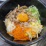 Karubi Don To Sun Doufu Semmon Tenkan Don - “石焼ビビンバ”。790円也。一緒に出て来る“辣味噌”を掛けるとヒーハー。このままでもちゃんとビビンバ。しっかりと味付けされていて美味しいです。