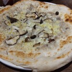 魚とワインとイタリアン リバーカフェ - ポルチーニ茸とサルシッチャのピザ