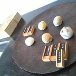 八雲茶寮 - 食事後、茶房に移動してお菓子とお薄を頂きます。和菓子は、購入可能
      
