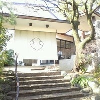 八雲茶寮 - 住宅街の中、門から店までのアプローチも大人な雰囲気
                