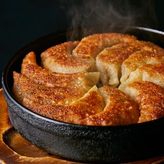 The surface is crispy! Handmade teppanyaki Gyoza / Dumpling filled with the flavor of meat juice