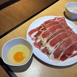 Yakiniku Kingu - 炙りすき焼きカルビ　次の写真とどう見ても違います　こちらは丸皿でお皿も違う