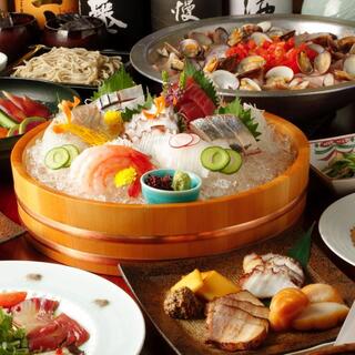 鮮魚の刺し盛りや自家製さつま揚げ、出汁巻玉子など逸品揃い