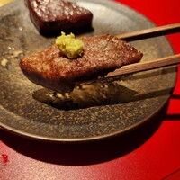 和牛とタン 焼肉 とみ 新橋本店 - レア気味焼きの方はわさび塩で　甘～い！
