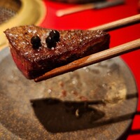 和牛とタン 焼肉 とみ 新橋本店 - よく焼きの方は生黒胡椒のイタリア産魚醤漬けで。しっかりめの味。