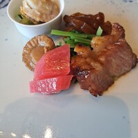 文菜華 - 帆立貝(ｷｮﾝﾁｬﾝｿｰｽ)冷静クラゲ(歯応えコリコリ✨)自家製釜の叉焼(スパイスが複雑です✨)大根の酢漬(甘酸っぱくて美味しい✨)ホタテの香料煮(山椒のオリーブオイル掛け)青菜(みぶ菜)