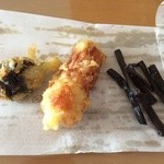 Repas - 天むすの付け合わせ。左から、椎茸天ぷら、磯辺揚げ、伽羅ブキ。