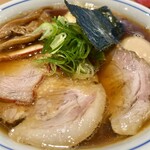 Raxamensugimoto - アップ　焼豚と醤油スープが美しいオーラ