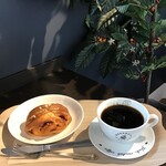 ロバーツコーヒー - ドリップコーヒーとシナモンロール