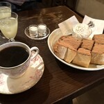 高山珈琲 - ⚫️コーヒー・プラージュ600円
      ⚫️シナモントースト650円
      
