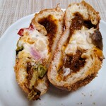 オイシイパンヤ - 野菜カレーパンの断面