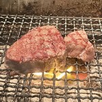 炭火焼肉 華やま - 焼きます