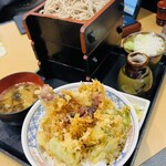 味奈登庵 - ホタルイカと春野菜のかき揚げ丼セット。もりそば富士山盛り。1,350円。