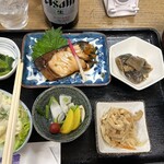 魚善 - 天ぷらの空きスペースに、サービスで頂いた銀鱈のあら煮。これこってりめちゃうまでした！ビールがスーパードライなのがツボ◎