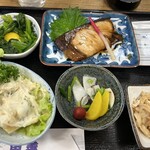 Uozen - 右上は食べてしまったけどw野菜天ぷら5種！豪華！椎茸、蓮根、さつまいも、にんじん、ピーマンでした。流石に揚げおきのしんなり柔らかタイプでした。